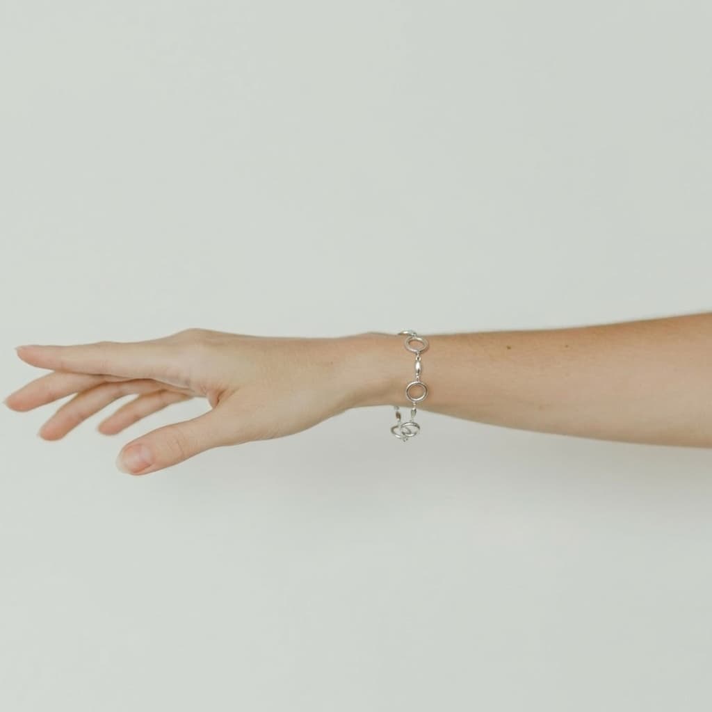 KI Bildbearbeitung Ergebnis: Armband auf Arm montiert mit künstlicher Intelligenz